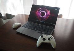 Lenovo's LOQ 15 gaming laptop (model 83JG000JUS) ships in the Luna Grey colorway (Image source: Florian Glaser / Notebookcheck)