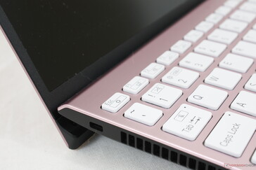 Hinge rigidity is satisfactory and uniform at all angles. The lightweight lid means the hinges don't need to be as stiff when compared to other heavier laptops