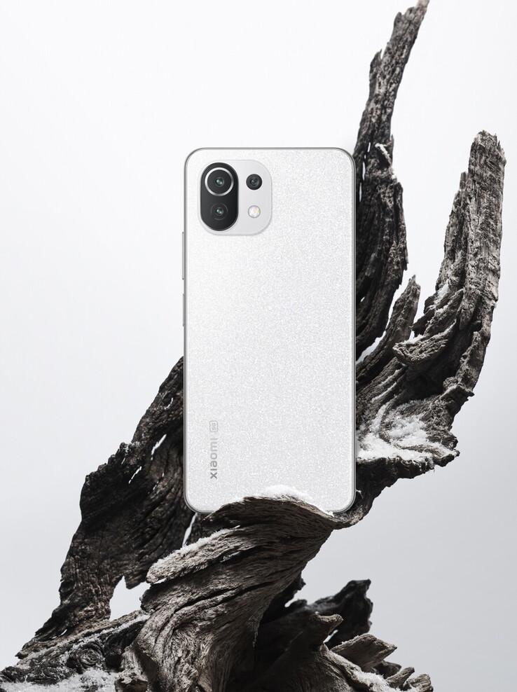 The Xiaomi 11 Lite 5G NE in Snowflake White. (Image source: Xiaomi)