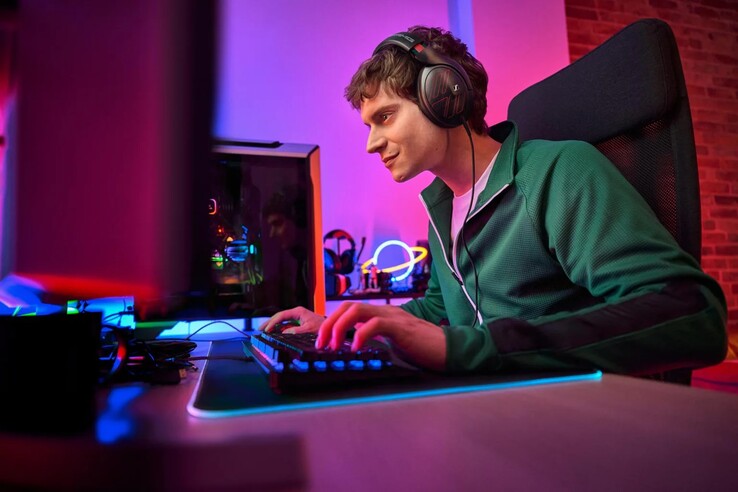 The new variant of the Sennheiser HD 620S headset features red accents all over.