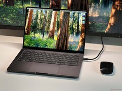 The 14-inch MacBook Pro with an Apple M4 Max has been discounted on Amazon (image source: Notebookcheck)