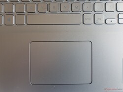 Asus VivoBook 17: The accurate Clickpad measures 10.5 x 7.4 mm (~4.1 x 2.9 in)