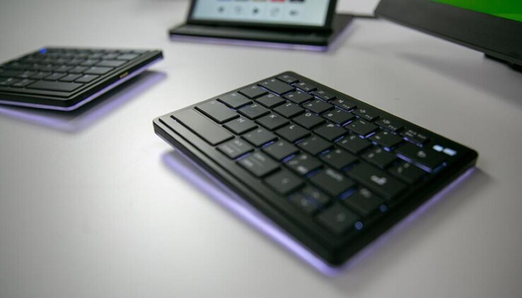 The Tetra Keyboard has illuminated keys in addition to accent lighting around the body. (Image source: Tetra Keyboard on Kibidango)