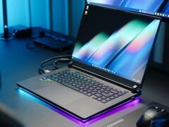 The Asus ROG Strix G16 is rather hefty at 2.5 kg (5.5 lbs.). (Image source: NotebookcheckReviews on YouTube)