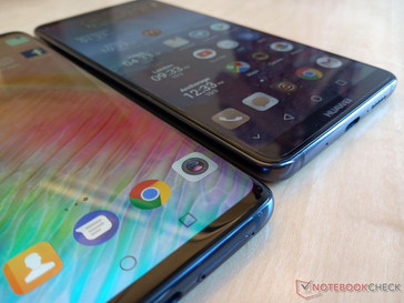 Curved glass display for the Mate 20 Pro (left) compared to the flat Mate 10 Pro (right)