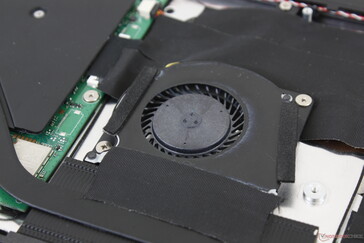 Cooling solution consists of a single ~35 mm fan and heat pipe
