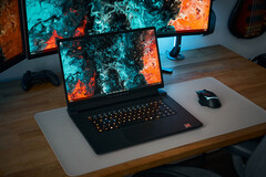 The Alienware m17 R5 weight 3.3 kg (7.3 lbs). (Source: Notebookcheck)