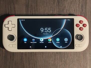 The usual controls are all present, though the directional pad isn’t among the best in its class (Image source: Notebookcheck)