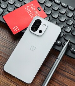 The OnePlus 13T is one of several premium compact phones available in China but not globally. (Image Source: Flying Bun on Weibo)