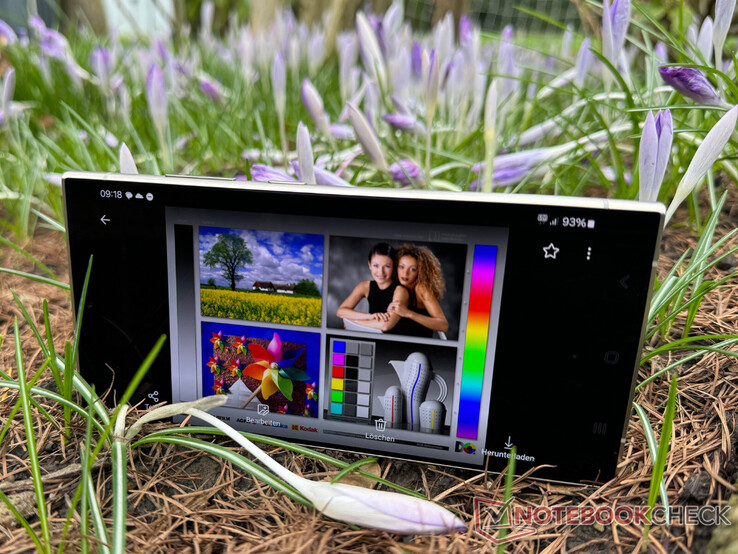 Samsung's anti-reflective coating in action on the Galaxy S24 Ultra. (Image source: Notebookcheck)