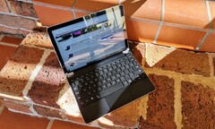 The Microsoft Surface Go 2 LTE paired with the Brydge 10.5 Go+ keyboard dock. (Image: Notebookcheck)