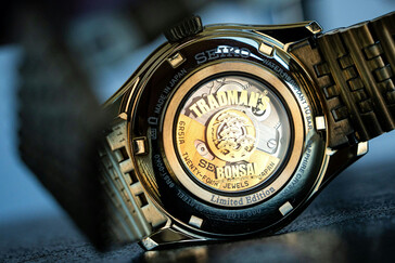 ...vs Hodinkee's Japanese version.