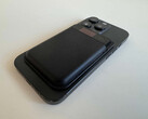 In der mitgelieferten magnetischen Hülle kann das Plaud Note Pro am iPhone angeheftet werden.