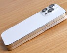 Unter Apples iPhone 16 Pro soll sich ein Vivo X200 Pro Mini verbergen. Vivo-Präsident Han Boxia teasert sein neues Mini-Flaggschiff. (Bildquelle: Weibo)
