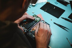 Apple has made it easier for DIY enthusiasts to repair their own iPhones (image via Unsplash)