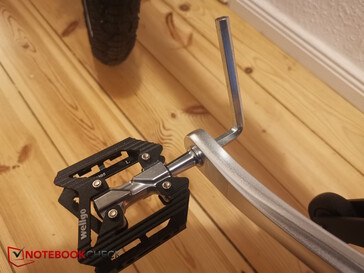 Mounting the pedals