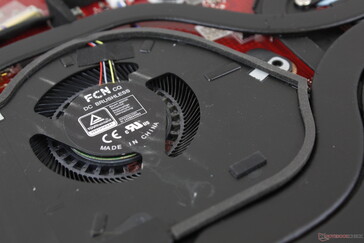 Twin 45 to 50 mm fans. The system does not utilize vapor chamber cooling