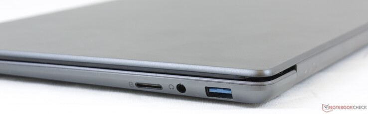 Right: MicroSD reader, 3.5 mm earphones, USB 3.0