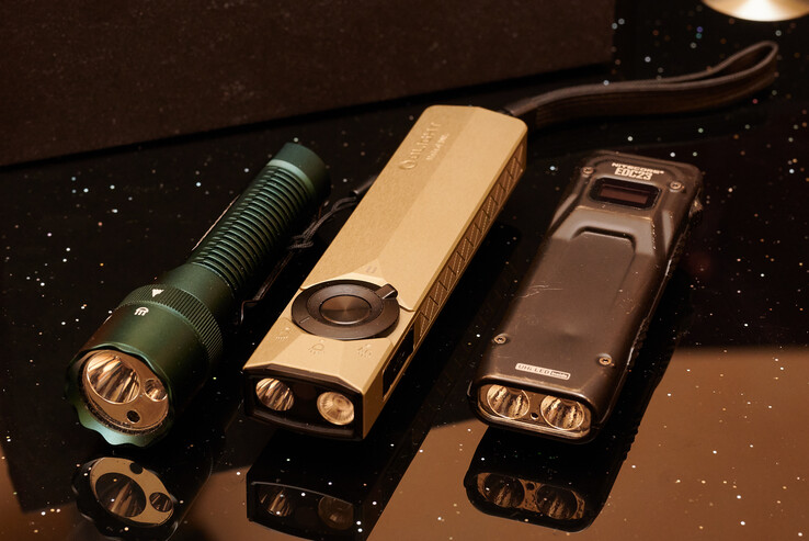 Acebeam’s K1 offers a similar feature set, and Nitecore’s EDC23 follows a similar form factor. (Image source: Andreas Sebayang/Notebookcheck.com)