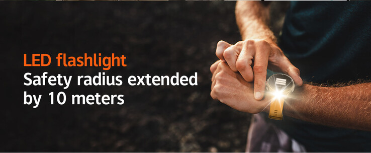 A flashlight is installed. (Image source: Rollme)