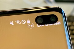 The Galaxy S10+&#039;s punch-hole camera obscures some app text. (Source: Twitter)