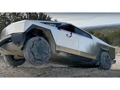 Tesla Cybertruck off-road test (image: VoyageATX, Youtube)