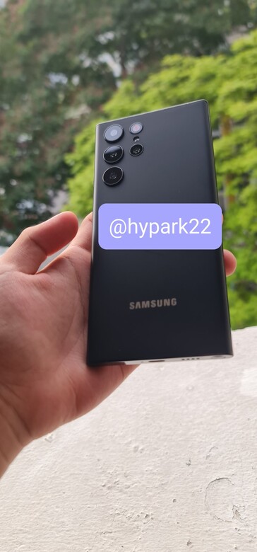 A "Galaxy S22 Ultra" appears in new hands-on images. (Source: hypark22 via Twitter)