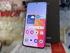 The 6.7-inch Samsung Galaxy S25 FE with 128 GB is currently available for around $600. (Image source: Notebookcheck)