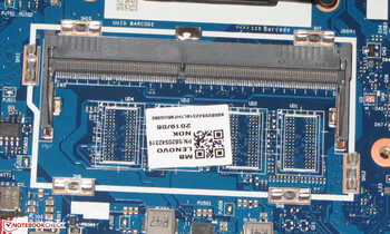 Other equipment variants of the L340 also offer soldered-in working memory, in addition to the slot. Our test unit does not offer this.