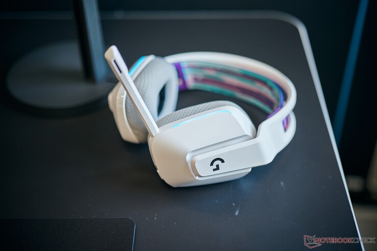 Logitech G522 wireless gaming headset white on desktop