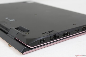 Rounded edges and corners for a smooth look. The matte outer lid and brushed aluminum palm rests hide fingerprints well