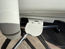 Adjusting the backrest and seat.