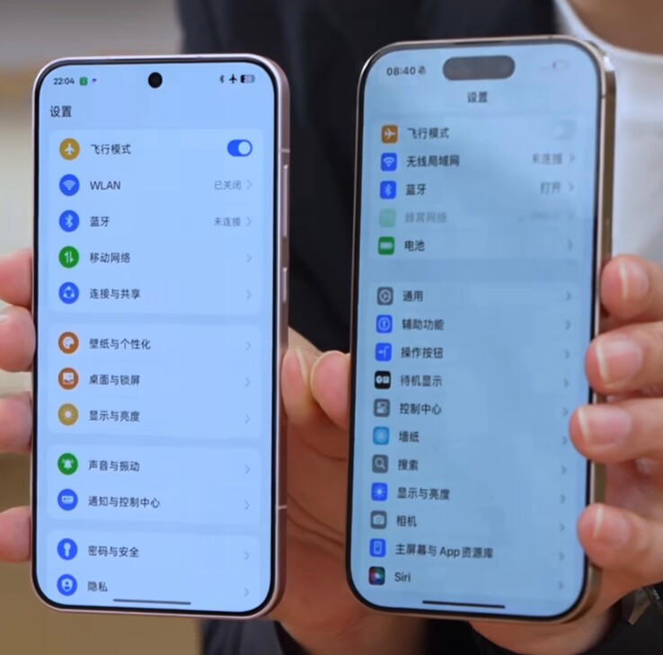 The "Oppo Find X8s" next to an iPhone (right). (Source: Digital Chat Station via Weibo)