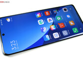 A curved display, 120-Hz screen, and back cover made of matte glass: The Xiaomi 12 leaves a good visual and haptic impression.