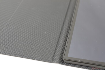 Textured case protects screen and back from fingerprints. 1612 g with case on or 1170 g with case off
