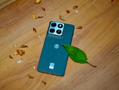 The Edge 70 does things quite differently than its predecessor and places less emphasis on the flexibility of the camera system. (Image source: Notebookcheck)