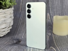 Notebookcheck has reviewed the Samsung Galaxy S25 (Image source: Marcus Herbrich)