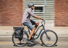 The Schwinn Mendocino Hybrid Cruiser e-bike offers up to 45 miles (~72 km) range on a single charge (Image source: Schwinn)