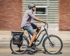 The Schwinn Mendocino Hybrid Cruiser e-bike offers up to 45 miles (~72 km) range on a single charge (Image source: Schwinn)