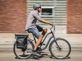 The Schwinn Mendocino Hybrid Cruiser e-bike offers up to 45 miles (~72 km) range on a single charge (Image source: Schwinn)