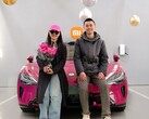 This young couple got the 200,000th Xiaomi SU7, opting for the special red color option (Image source: Xiaomi)