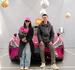 This young couple got the 200,000th Xiaomi SU7, opting for the special red color option (Image source: Xiaomi)