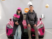 This young couple got the 200,000th Xiaomi SU7, opting for the special red color option (Image source: Xiaomi)