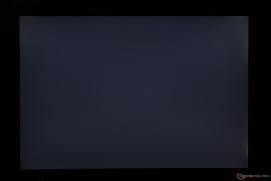 Slight-moderate uneven backlight bleeding along the corners