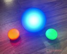 Olight Obulb Pro (left and right) versus Hue Go (center). Photo: Andreas Sebayang/Notebookcheck.com