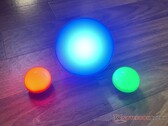 Olight Obulb Pro (left and right) versus Hue Go (center). Photo: Andreas Sebayang/Notebookcheck.com