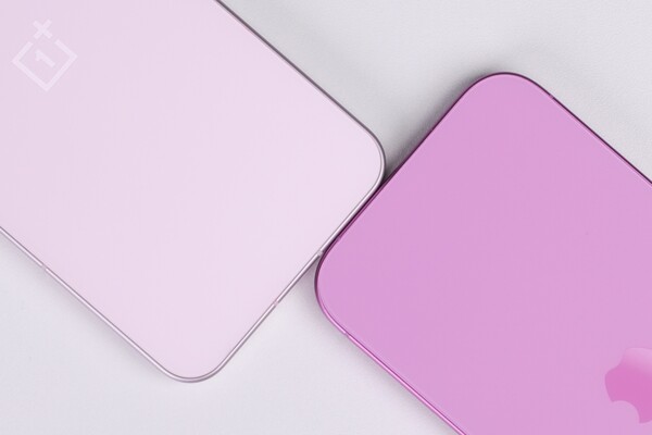 The OnePlus 13T has a lighter shade of pink than that of the iPhone 16. (Image source: Louis Lee/Weibo)
