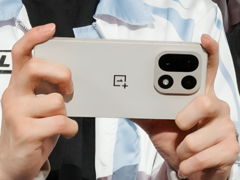 An esports player holding what appears to be the upcoming OnePlus 15. (Image source: Weibo; lightly edited and AI upscaled for clarity by Huzefa Baloch / Notebookcheck)