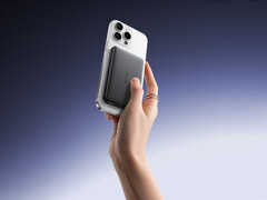 The PicoGo AM52 has Qi 2.2 wireless charging and 45 W wired charging support. Pictured: a promo picture of the power bank. (Image source: Baseus)