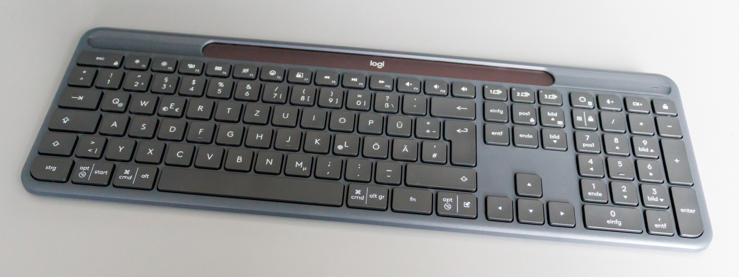 Premium keyboard with solar power - Logitech Signature Slim Solar+